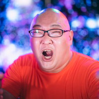気合を入れてペンライトを持つ男性ファンが熱狂的に応援の写真