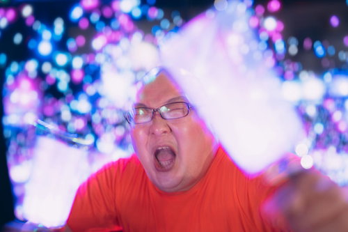 推しが自分と目があって大興奮する熱狂的なファン男性