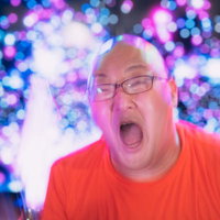 ネオンライトの中で声援を送り続ける熱狂的ファンの写真