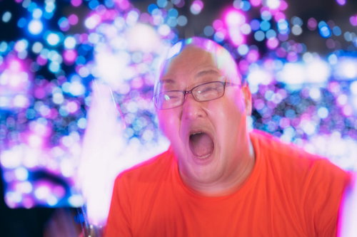 ネオンライトの中で声援を送り続ける熱狂的ファン