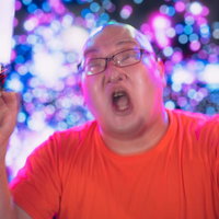 ペンライトを掲げて声援を送る熱狂的なファンの写真