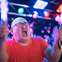 かおくしゃでペンライトを振るう熱狂的な男性の写真