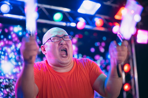 かおくしゃでペンライトを振るう熱狂的な男性