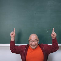 「この上がポイントです」と指をさす男性の写真