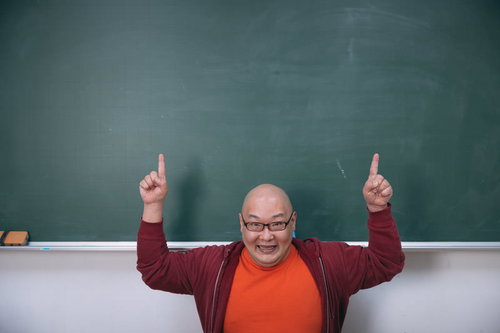 「この上がポイントです」と指をさす男性