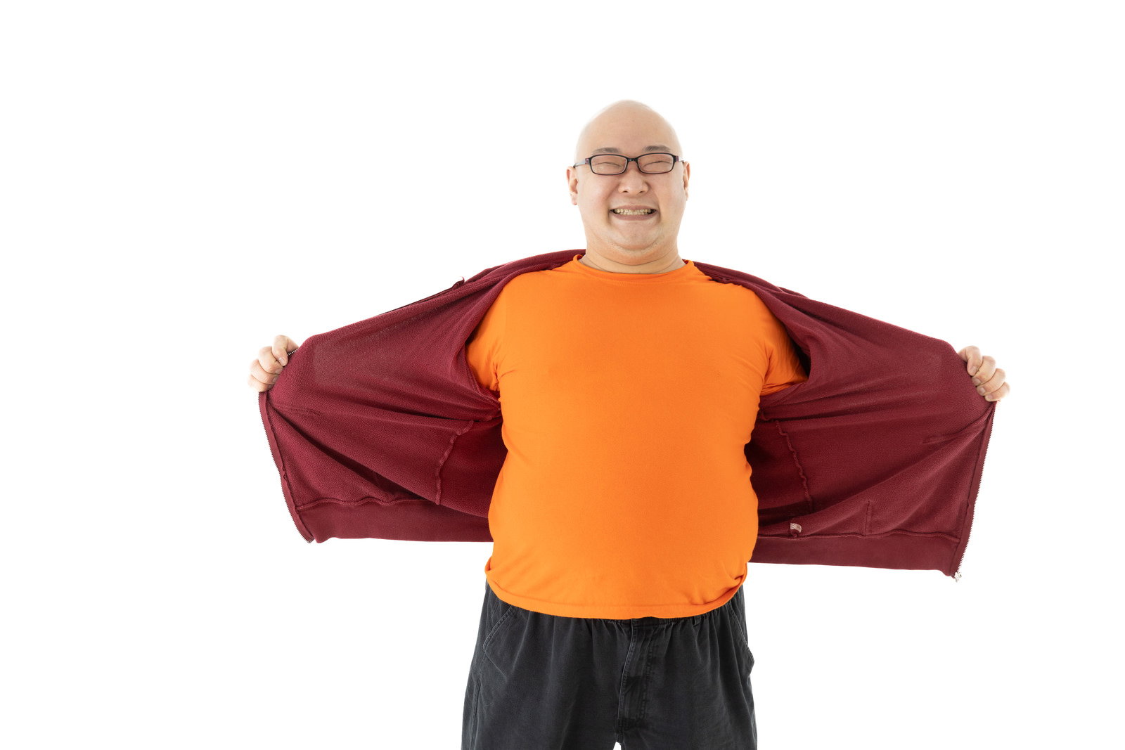 オレンジシャツにエンジ色のジャケットを広げて笑顔で立つ男性［モデル：あまやん］