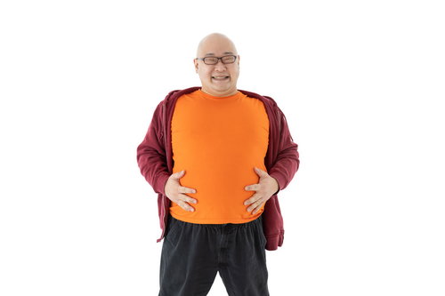 食べすぎて腹が出ちゃったなぁーと笑う男性