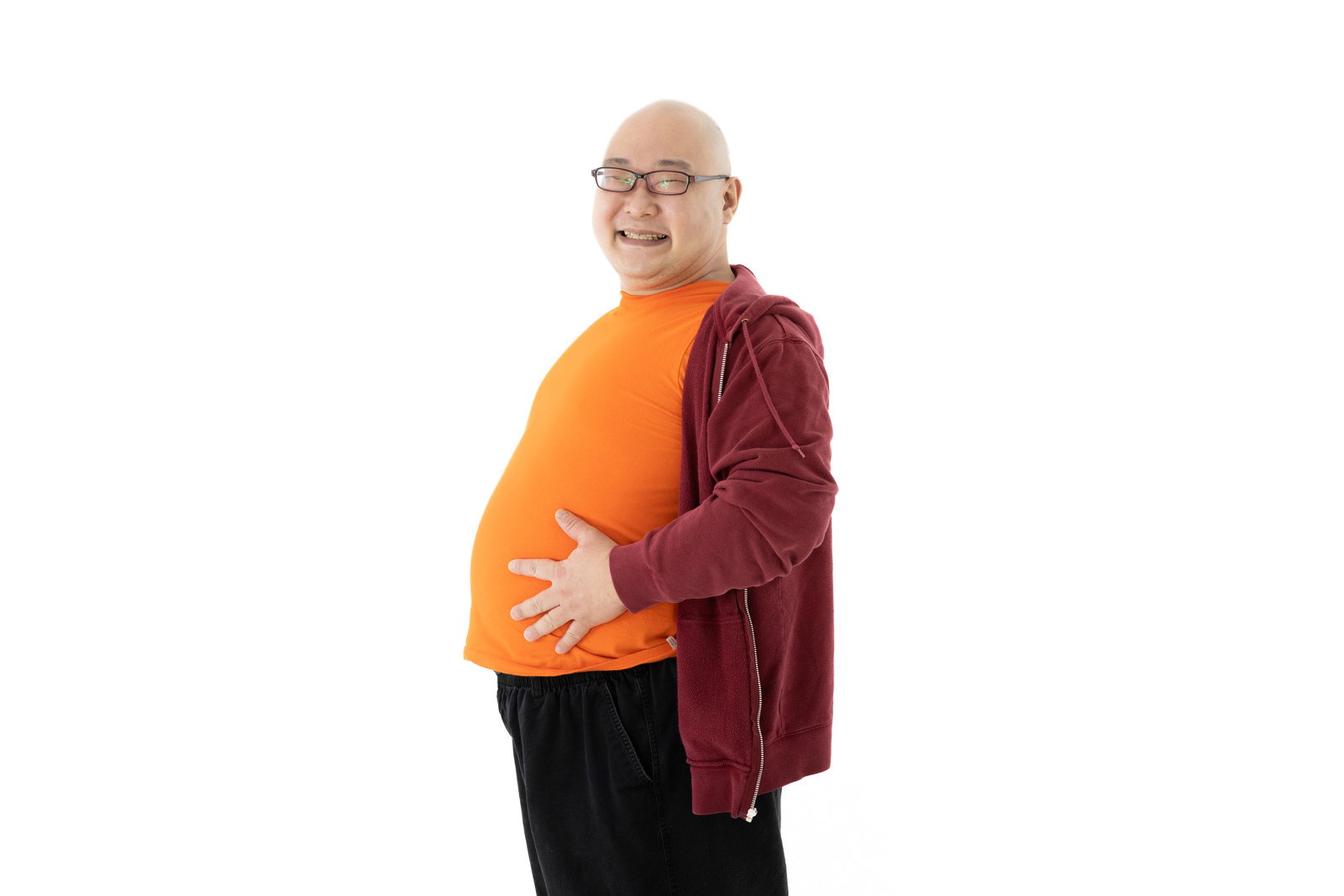 お腹が膨れて満足した表情で笑う男性［モデル：あまやん］