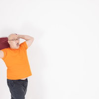 叫びながら熱風を送る熱波師がロウリュでととのう男性の写真