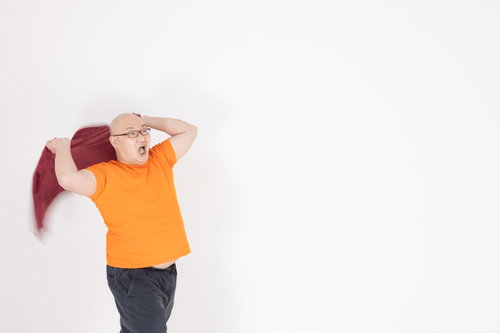 叫びながら熱風を送る熱波師がロウリュでととのう男性