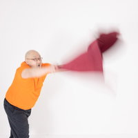 蒸気をあおいで熱風を送る熱波師の男性の叫ぶ姿の写真