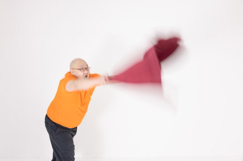 蒸気をあおいで熱風を送る熱波師の男性の叫ぶ姿