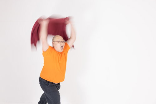 躍動感ある熱波師が赤いタオルを振りかぶって叫ぶ