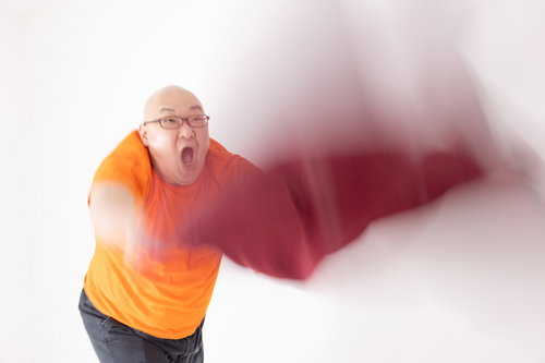 サウナで熱波を浴びながら叫ぶ男性の写真