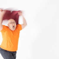 大きなタオルをあおいで叫ぶ熱波師の熱波パフォーマンスの写真