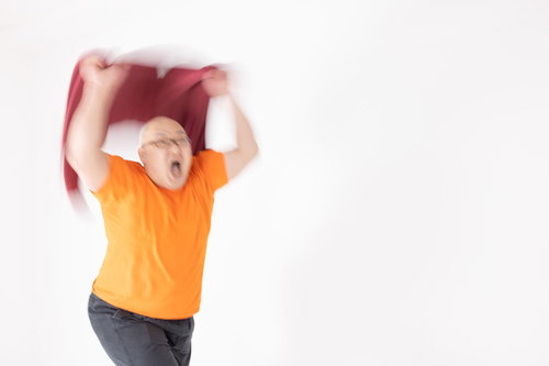 大きなタオルをあおいで叫ぶ熱波師の熱波パフォーマンス