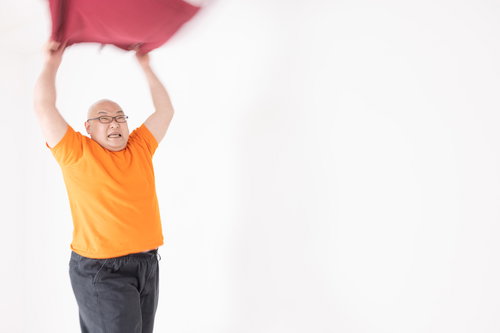 熱波師が発する熱き波動の勢いをオレンジTシャツで表現