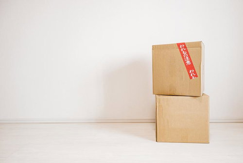 割れ物注意のラベルが貼られた積み重ねたダンボール