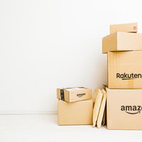 ネットショップで購入した配送商品が積み重なったダンボール箱の写真