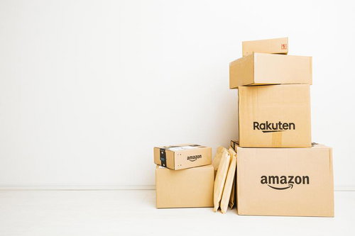 ネットショップで購入した配送商品が積み重なったダンボール箱