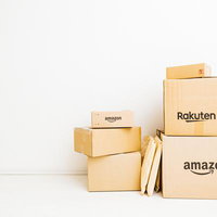 セール中でネットショップからたくさん商品を購入したダンボール箱の写真