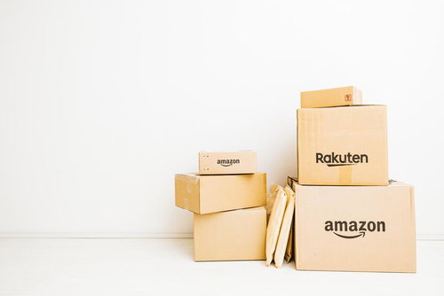 セール中でネットショップからたくさん商品を購入したダンボール箱