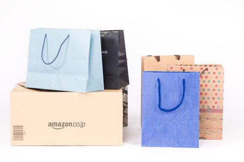 ほしい物リストが届いた買い物袋とダンボール箱