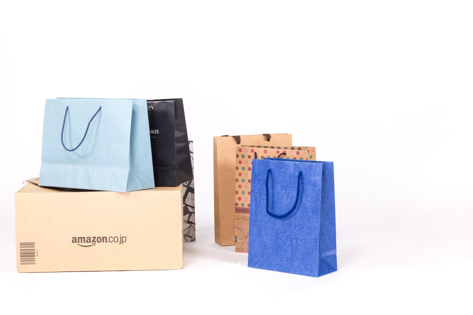 amazon段ボール箱と複数のショッピングバッグ