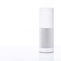 白いボディの音声アシスト対応スマートスピーカー（Amazon Echo）の写真