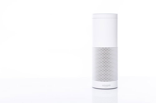 白いボディの音声アシスト対応スマートスピーカー（Amazon Echo）