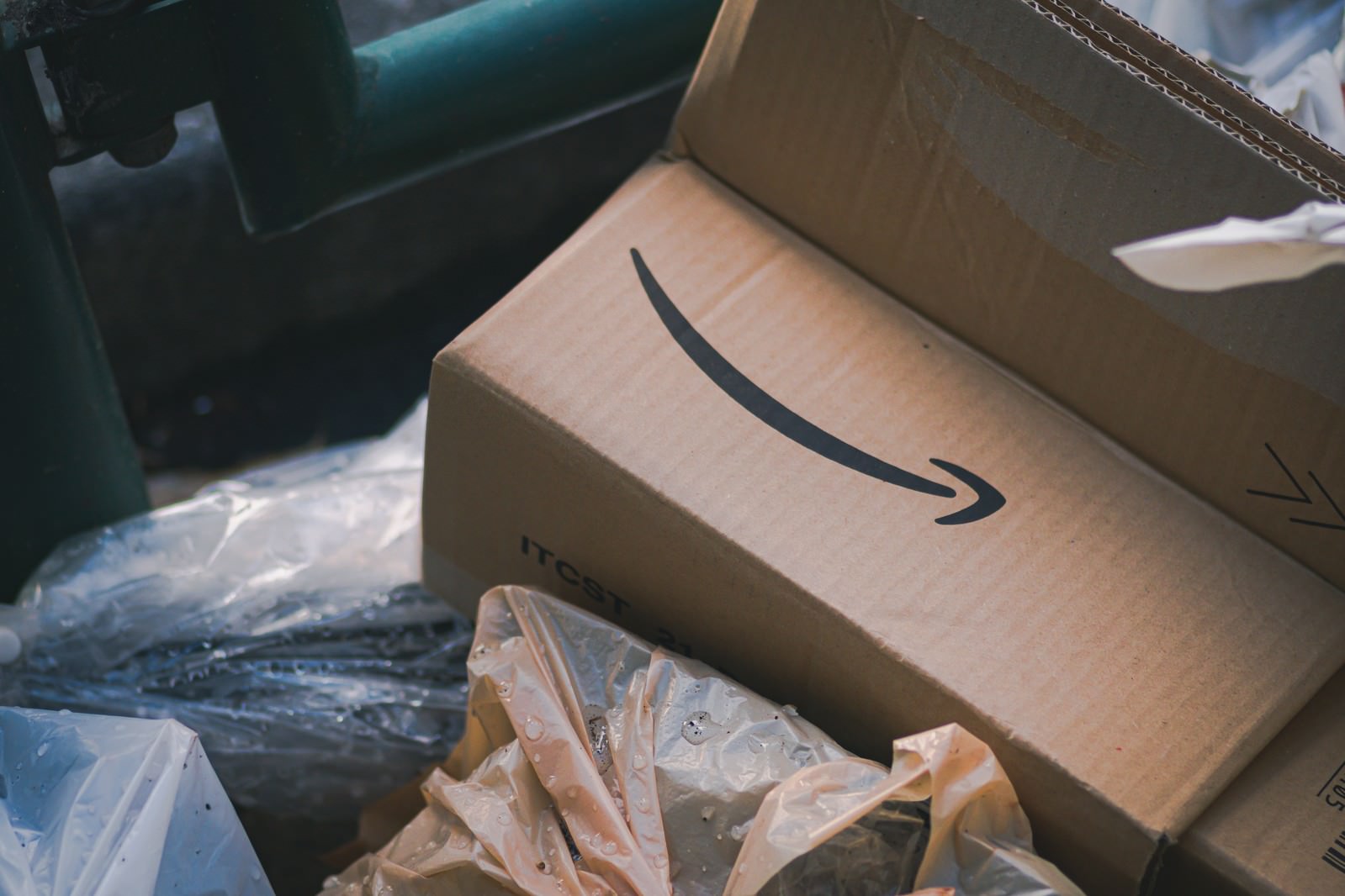車の近くに積まれた捨てられたダンボール箱
