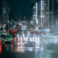 雨の日の夜交差点、濡れた路面に映るネオンライトと車のライトの写真