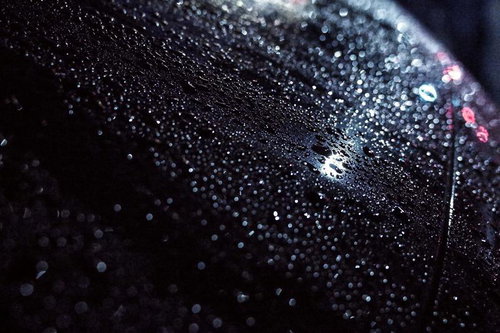 夜の車体に降り注いだ雨粒
