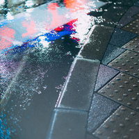 雨に濡れた路面に映るネオンの都市風景 - 夜の街並みの写真