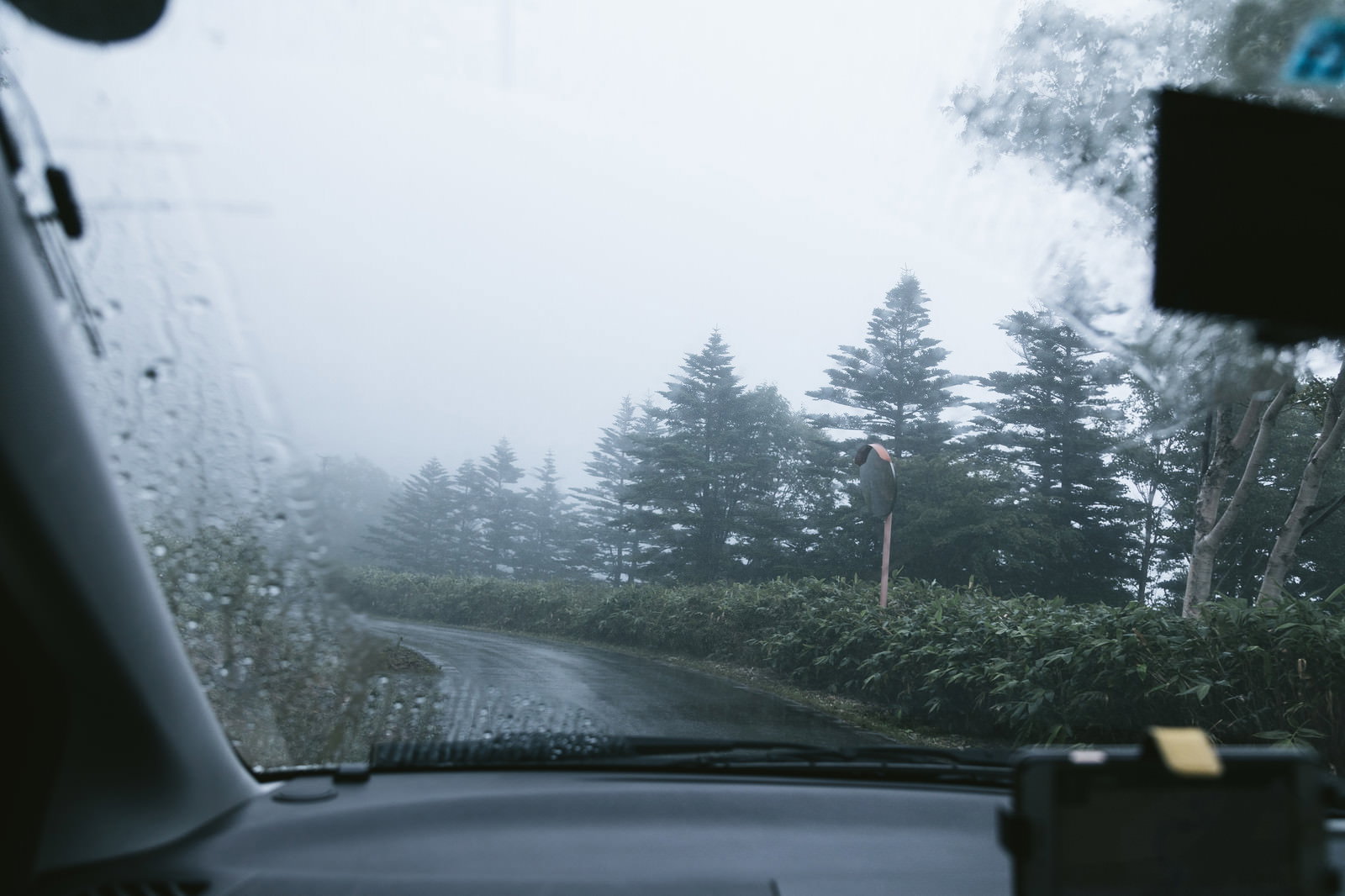 雨天時の車内からフロントガラス越しに見える雨粒とワイパー跡