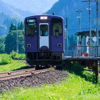 鷹巣行きのローカル線が山間部を走る単線の風景の写真