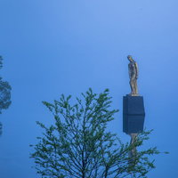 日の出前の田沢湖に立つたつこ像の写真