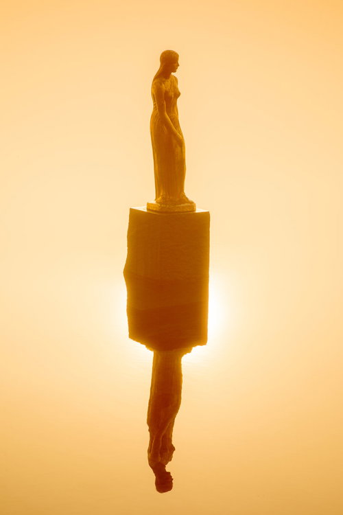 田沢湖の朝焼けに映るたつこ像と早朝の静寂