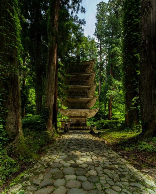 石畳の参道の先に佇む羽黒山五重塔と杉並木