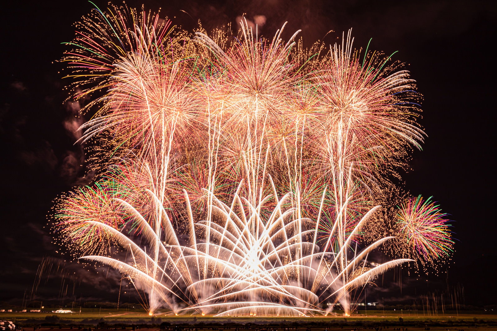 夜空に広がる大曲サプライズ花火の光跡とスパーク