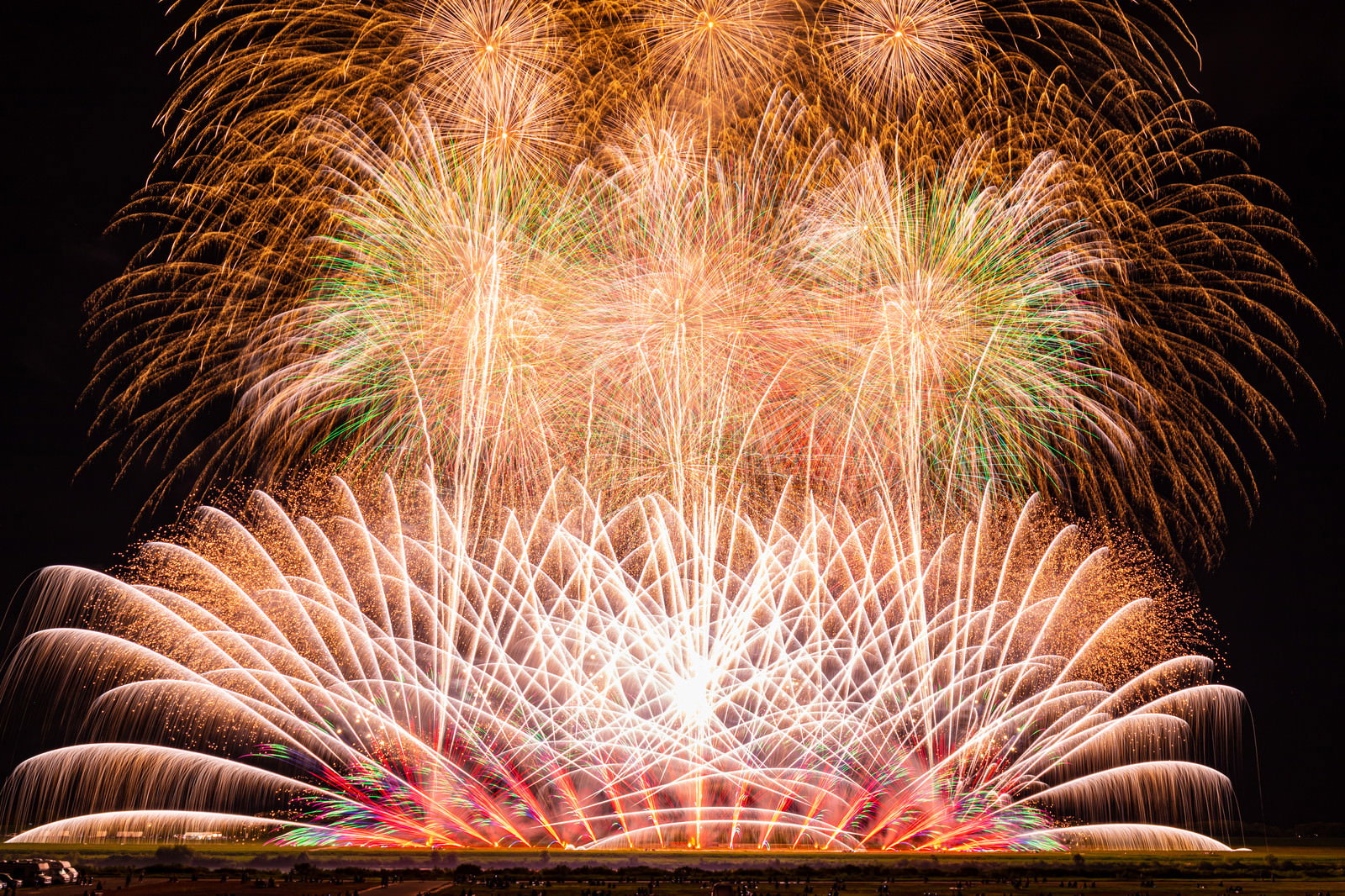 夜空に色とりどりの花火が開く大曲の打ち上げ花火