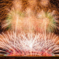 大曲の夜空に咲く打ち上げ花火のサプライズの写真