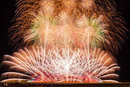 大曲の夜空に咲く打ち上げ花火のサプライズ