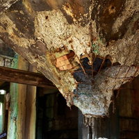 松尾鉱山の天井が大きく崩壊した廃墟の室内の写真