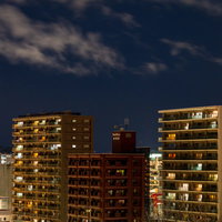 仙台の街並みに輝く月と木星と金星の夜景～高層マンションのシルエットの写真