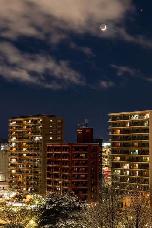 仙台の街並みに輝く月と木星と金星の夜景～高層マンションのシルエット