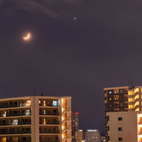 夜景に浮かぶ最接近した木星と金星が見える夜空の写真