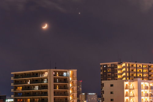 夜景に浮かぶ最接近した木星と金星が見える夜空