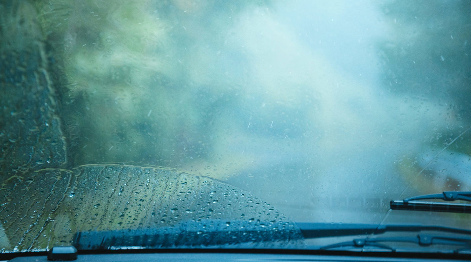 雨天時の車のフロントガラスに付着した水滴とワイパー跡
