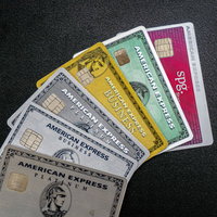 アメックスの各種カードを扇状に並べたクレジットカードの写真